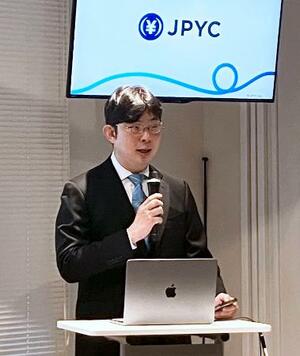 　円建てのステーブルコイン発行について記者会見するＪＰＹＣの岡部典孝代表取締役＝１９日午後、東京都千代田区