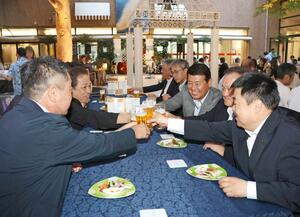 ビアテラスでビールを楽しむ来場客=長岡市台町2