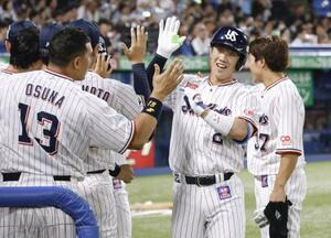 9回、代打で同点2ランを放ち、ナインに迎えられるヤクルト・古賀(右から2人目)=神宮