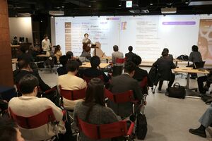 毎月開かれるＮＩＮＮＯの会議。各社代表らが集まり、情報を共有する＝１月２７日、新潟市中央区