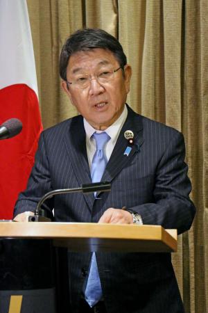 記者団の取材に応じる茂木外相=12日、カナダ・ナイアガラオンザレーク(共同)