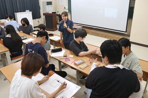 テーマや形を考えながら作品をつくる出雲崎高校の生徒たち=出雲崎町大門