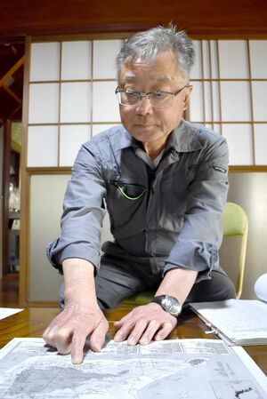 硫黄島の地図を指し示す島田幸男さん=村上市