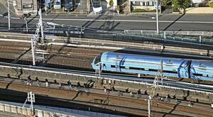 ＪＲ上野駅で停電が発生した影響で、常磐線の線路上を歩く人たち＝３０日午前１０時６分、東京都足立区（共同通信社ヘリから）