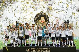 　Ｊ１百年構想リーグ・プレーオフで２戦合計で鹿島を破り優勝を果たし、喜ぶ神戸の選手たち＝メルスタ