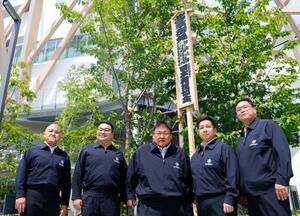 大相撲名古屋場所の会場となるIGアリーナに設置された「御免札」。中央は追手風親方=17日、名古屋市
