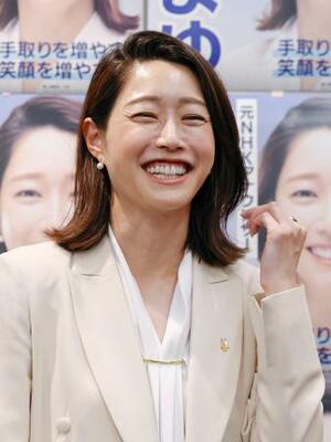 東京選挙区で当選が決まり、ポーズをとる国民民主党の牛田茉友氏=20日夜、東京都新宿区