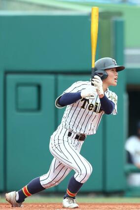 
日本文理－帝京長岡　８回１死二、三塁で勝ち越しの三塁打を放つ帝京長岡の富田惇紀＝１９日、富山市民球場（写真映像部・大橋奎介、左も）
