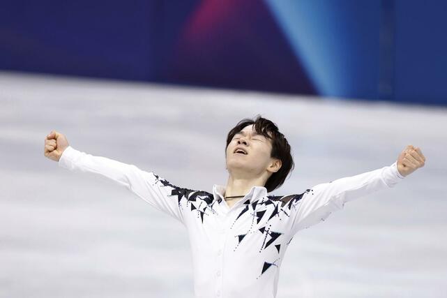 団体男子ＳＰの演技を終え、ガッツポーズする鍵山優真＝ミラノ（共同）