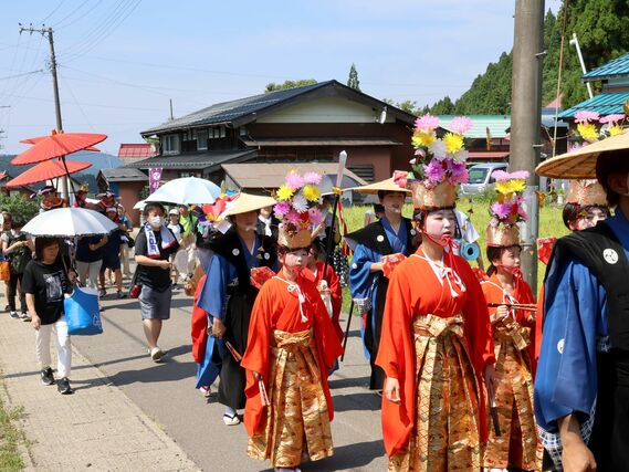 根知山寺の延年で披露された稚児行列＝糸魚川市山寺