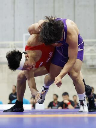 少年男子フリースタイル６５キロ級準々決勝　技を仕掛ける山田亮清（左・八海高）＝滋賀県栗東市
