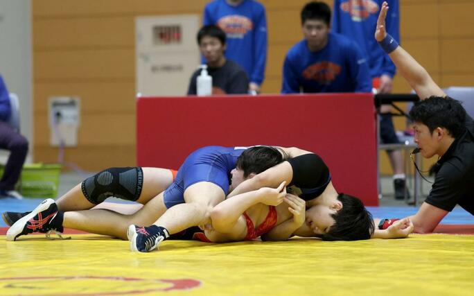 団体戦１回戦　喜多方桐桜（福島）－北越　６５キロ級の川村奏嘉（青・北越）が相手を押さえ込み、フォール勝ち。２回戦進出を決める＝東総合スポーツセンター