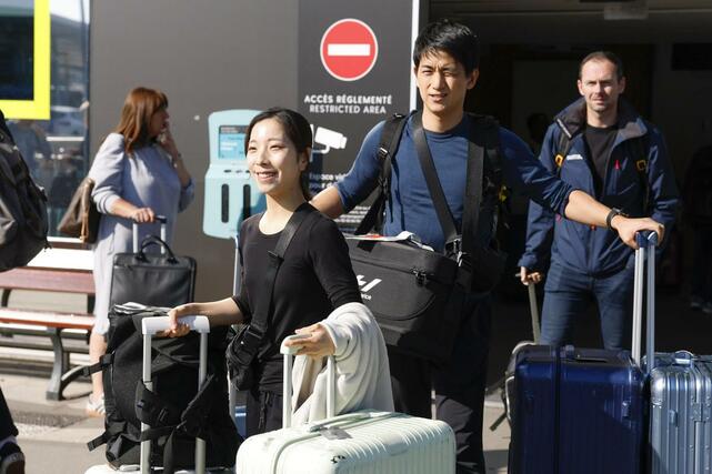 ＧＰシリーズ第１戦に出場するためフランスのナント空港に到着した（手前左から）三浦璃来、木原龍一組＝１５日（共同）