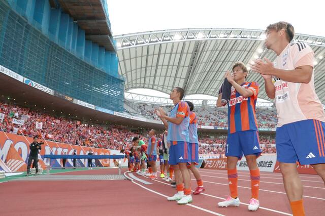 新潟-岡山 サポーターにあいさつする新潟の選手たち=ビッグスワン