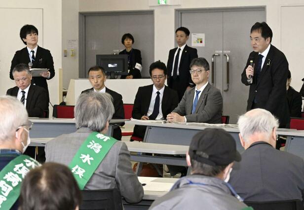 新潟水俣病の被害者団体代表らとの懇談で発言する浅尾環境相（右）＝３１日午前、新潟市