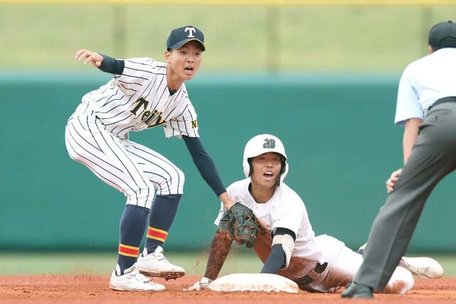 ９回日本文理１死、中前打を放った土屋太偉哉（右）が二塁を狙うがタッチアウト＝富山市民球場