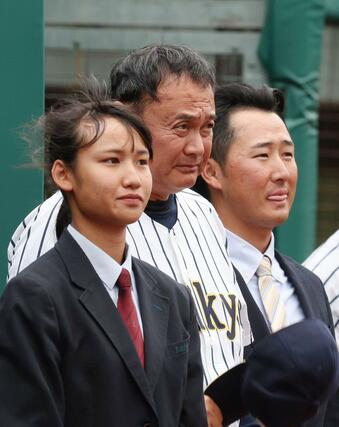 帝京長岡－星稜　春夏通じて初の甲子園出場を大きくたぐり寄せた、帝京長岡の芝草宇宙監督（中央）＝富山市民球場