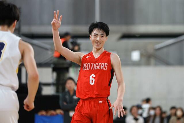 男子３回戦　北陸学院（石川）－開志国際　第２クオーター、開志国際の千保銀河が３点シュートを決め、３１－１９。笑顔で指文字をつくる千保＝東京体育館