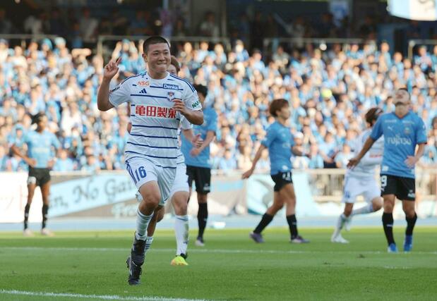 前半、先制ゴールを決めて喜ぶＭＦ小見洋太＝１３日、Ｕｖａｎｃｅとどろきスタジアム　ｂｙ　Ｆｕｊｉｔｓｕ