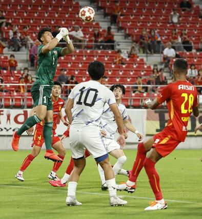 名古屋-JAPANサッカーカレッジ 後半、パンチングするJAPANサッカーカレッジ・GK倉持(左端)=豊田