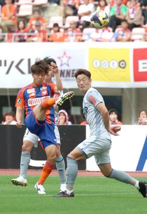 新潟-岡山 前半、長谷川元希がループシュートを放つ=ビッグスワン