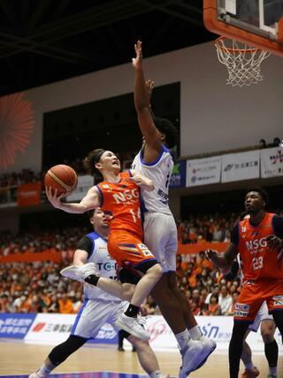 新潟-東京Z 第4クオーター、シュートに行く冨岡大地=アオーレ長岡