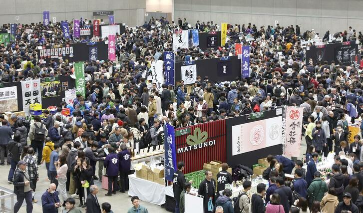 国内外の日本酒ファンが本県の酒蔵の逸品を試飲して回ったにいがた酒の陣＝７日、新潟市中央区万代島