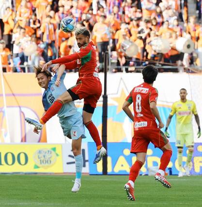 新潟―富山　前半、相手と競り合うＤＦ舞行龍ジェームズ＝ビッグスワン