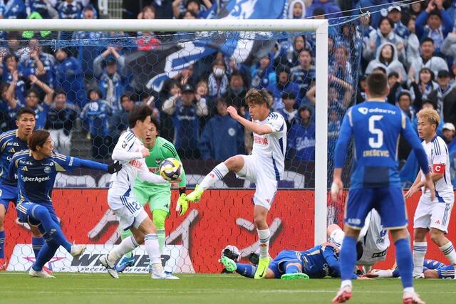 後半、必死のクリアを見せるＭＦ谷口ら新潟の選手たち