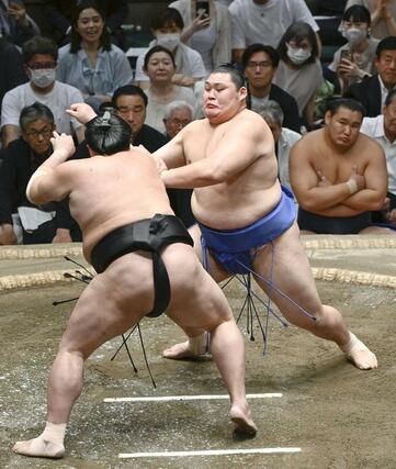阿炎(左)と攻め合う大の里。押し出しで破り、初優勝=両国国技館
