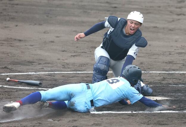 中越－加茂暁星　１回裏加茂暁星２死二塁で本塁に向かう石﨑魁皇をタッチアウトにする中越の捕手樋口優志＝柏崎市佐藤池野球場