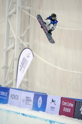 男子決勝でエアを決める平野歩夢=張家口・密苑(共同)
