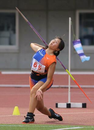 女子やり投げ 優勝した万徳倖帆(開志国際)=デンカビッグスワン