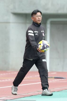 新潟Ｌ－日テレ東京Ｖ　前半、フリースローのボールを選手に渡す新潟Ｌの橋川和晃監督＝ビッグスワン