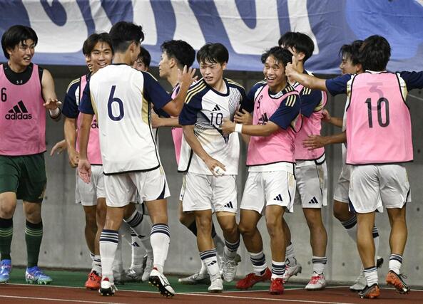 後半、チーム2点目のゴールを決め、祝福される東洋大・湯之前匡央(中央)=デンカビッグスワン