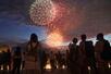 テーマパーク「ジャングリア沖縄」で打ち上げられた花火を見る人たち=8月、沖縄県今帰仁村