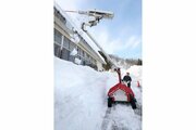 【動画あり】命がけの作業を安全に…地上から屋根の雪下ろし！日本初の機械、高さ6メートルまで対応