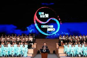 15日、ソウルで開かれた「光復節」の式典で演説する韓国の李在明大統領(共同)