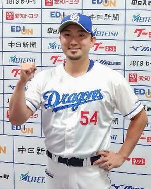 オールスター戦選出の記者会見で、ポーズを取る中日・藤嶋=19日、バンテリンドーム