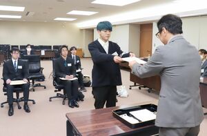 Niigata選挙カレッジの参加者に修了証が手渡された交付式=3月13日、県庁