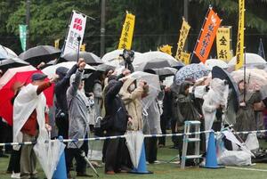 　全労連系の第９７回中央メーデーで気勢を上げる参加者＝１日午前、東京・代々木公園