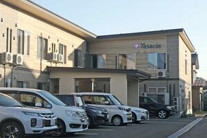 職員らが入居者に対して行った行為が心理的、性的虐待に当たると上越市に認定された「やさしえ国府」=上越市