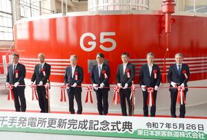更新工事の完了を祝いテープカットするJR東日本の喜勢陽一社長(中央)、十日町市の関口芳史市長(左端)ら=26日、十日町市上新井