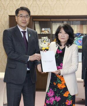 片山さつき財務相に要望書を手渡す中原八一新潟市長(左)=22日、財務省