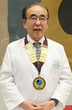 手外科学会のアジアパシフィック地域の会長となった金谷文則さん=三条市興野2