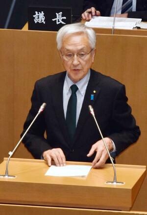 １２月長岡市議会定例会の一般質問で柏崎刈羽原発再稼働について答弁する長岡市の磯田達伸市長＝２日、アオーレ長岡