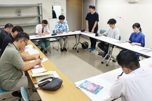 初めて開催する「産文フェス」の企画を練る学生ら=柏崎市駅前2
