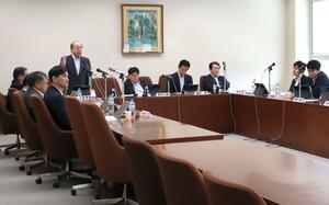 県立松代病院の無床診療所化などについて議論した厚生環境委員会=26日、県議会
