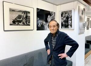 　写真展会場の桑原史成さん＝２日、東京都千代田区の丸の内フォトギャラリー