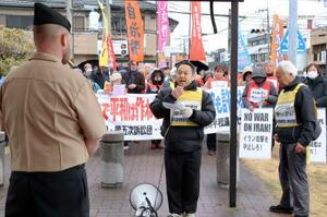 　米海軍厚木基地の担当者に申し入れをする集会の参加者＝１０日午前、神奈川県綾瀬市